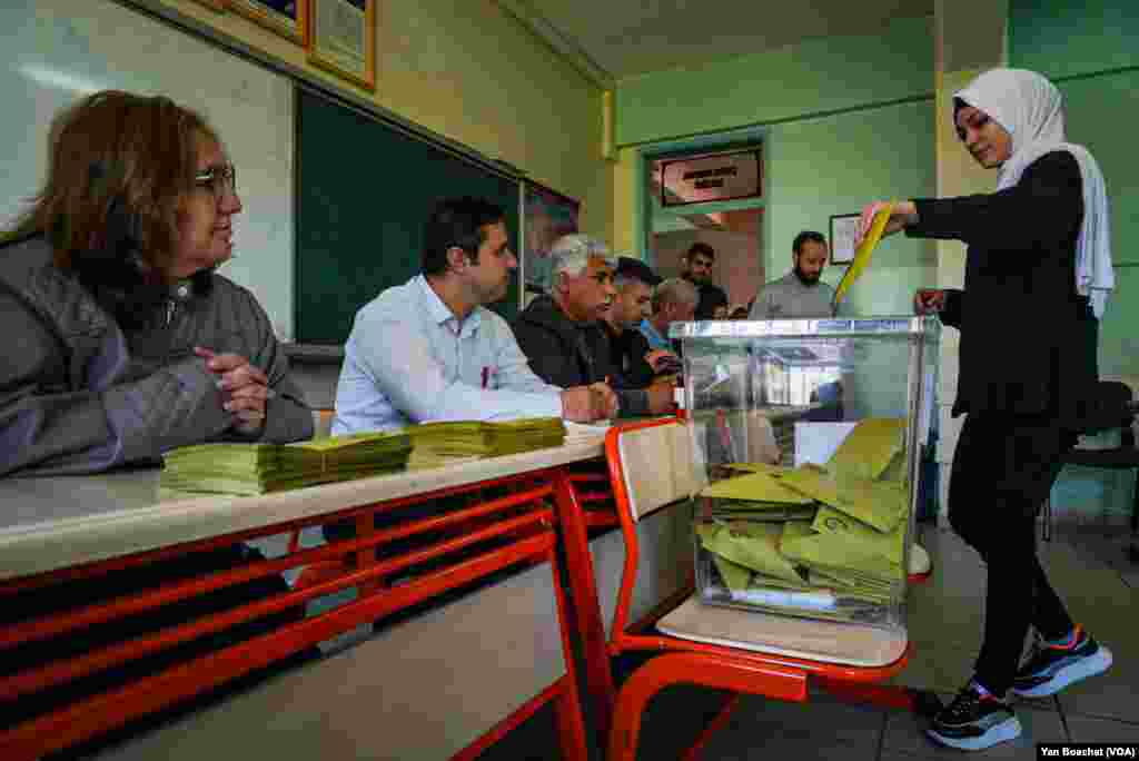 Observers at this poll in the city of Gaziantep say the vote is going smoothly and they expect the results to be fairly reported and well-respected, May 14, 2023.