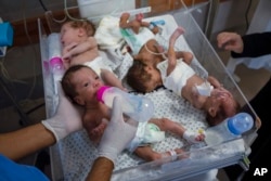 Petugas medis mempersiapkan bayi prematur untuk diangkut ke Mesir setelah mereka dievakuasi dari rumah sakit Al Shifa di Kota Gaza ke rumah sakit di Rafah, Jalur Gaza, 20 November 2023. (Foto: AP)