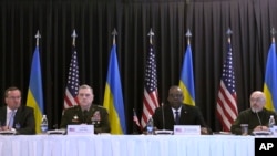 Dari kiri: Menhan Jerman Boris Pistorius, Ketua KaStaf Gabungan AS Mark Milley, Menhan AS Lloyd Austin, dan Menhan Ukraina Oleksii Reznikov di Pangkalan Udara Ramstein di Ramstein, Jerman, Jumat, 21 April 2023. (AP/Matthias Schrader)