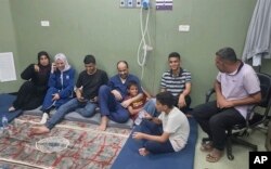 ภาพจากคลิปวิดีโอ แสดงให้เห็น โมฮัมเหมด อาบู เซลเมีย ผู้อำนวยการโรงพยาบาลชิฟา ในกาซ่า ที่ถูกกองทัพอิสราเอลปล่อยตัวในวันที่ 1 ก.ค. 2567 หลังถูกควบคุมตัวไว้ตั้งแต่เดือนพฤศจิกายน