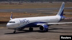 资料照: 印度的航空公司靛蓝航空（IndiGo) 的一架飞机停靠在孟买贾特拉帕蒂·希瓦吉国际机场。（2023年5月29日）
