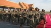 Personel militer China menuju lapangan untuk berpartisipasi dalam latihan militer "Naga Emas" di desa Svay Chok, provinsi Kampong Chhnang, utara Phnom Penh, Kamboja, hari Kamis 16 Mei 2024.