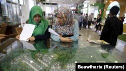 Pengunjung melihat maket properti saat Indonesia Property Expo 2016 di Jakarta, 16 Februari 2016. (Foto: REUTERS/Beawiharta)