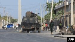 Vikosi vya Usalama vikifanya doria nje ya jengo linashukiwa kushambuliwa na al- Shabaab. Picha na Hassan Ali ELMI / AFP. 