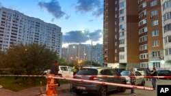 ក្នុង​រូបថត​ដែល​ចេញ​ផ្សាយ​ដោយ​អភិបាល​តំបន់​មូស្គូ លោក Andrei Vorobyev តាម​តេឡេក្រាម​ផ្លូវការ​បង្ហាញ​ពី​កន្លែង​ដែល​យន្តហោះ​គ្មាន​មនុស្ស​បើក​របស់​អ៊ុយក្រែន​ធ្លាក់​ក្នុង​ក្រុង Krasnogorsk ខាង​ក្រៅ​ក្រុង​ម៉ូស្គូ ប្រទេស​រុស្ស៊ី កាលពី​ថ្ងៃទី២២ ខែសីហា ឆ្នាំ២០២៣។