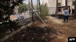 ফিলিস্তিনি শরণার্থীদের জন্য জাতিসংঘের ত্রাণ ও কর্ম সংস্থা (ইউএনআরডব্লিউএ) কর্মীরা জেরুজালেমের পূর্বাঞ্চলে তাদের কম্পাউন্ডে ২০২৪ সালের ১০মে আগুন লাগার পর সেখানে পরিদর্শন করেছেন।