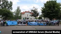 Người Việt biểu tình trước Đại sứ quán Việt Nam ở Ba Lan ngày 12/6/2016.