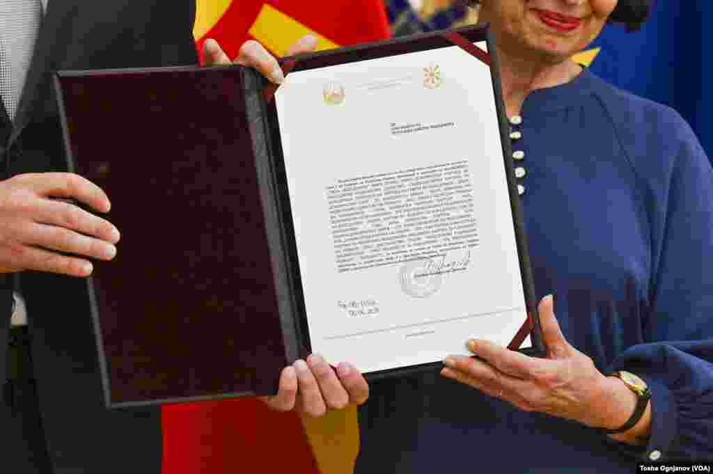 Претседателката Гордана Сиљановска - Давкова му врачи го мандатот за формирање влада на лидерот на ВМРО-ДПМНЕ, Христијан Мицкоски. Во официјалниот документ името на државата е според Уставот, Република Северна Македонија.