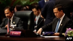 នាយក​រដ្ឋមន្ត្រី​កម្ពុជា​លោក ហ៊ុន ម៉ាណែត (ស្តាំ) និង​នាយក​រដ្ឋមន្ត្រី​ព្រុយណេ​លោក Hassanal Bolkiah (ឆ្វេង) ចូលរួម​សម័យ​ប្រជុំ​ពេញអង្គ​នៃ​កិច្ចប្រជុំ​កំពូល​អាស៊ាន​លើក​ទី៤៣ នៅ​ទីក្រុង​ហ្សាការតា ប្រទេស​ឥណ្ឌូណេស៊ី នៅថ្ងៃទី៥ ខែកញ្ញា ឆ្នាំ២០២៣។