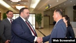 예브게니 셰스타코프 벨라루스 외무차관(왼쪽). (사진출처: 조선중앙통신)