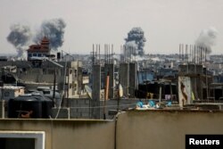 7일 가자지구 남부 라파에서 이스라엘 군이 지상 및 공중 작전을 시작하면서 라파 동부에 연기가 피어오르고 있다.