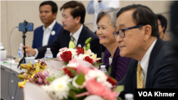 លោកស្រី មូរ សុខហួរ និងលោក សម រង្ស៊ី ចូលរួម​កម្មវិធី​បង្កើត«ចលនាខ្មែរដើម្បីប្រជាធិបតេយ្យ» នៅទីក្រុង Long Beach រដ្ឋ California សហរដ្ឋអាមេរិក កាលពីថ្ងៃទី២៣ ខែមីនា ឆ្នាំ២០២៤។ 