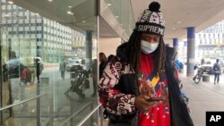 Frenk Koup čeka prevoz nakon pregleda u bolnici Belvju u Njujorku, 3. januara 2o24. godine. (Foto: AP/Mary Conlon)