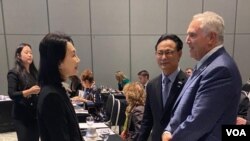 16일 부에노스아이레스에서 열린 16일 북한인권 행사에서 마크 스탠리 미국 대사와 이신화 북한인권국제협력대사, 이용수 한국 대사가 인사를 나누고 있다.