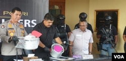 Polisi menunjukkan isi bom panci rakitan saat gelar kasus di Mapolresta Solo, Jumat (4/8). (Foto: VOA/ Yudha Satriawan)