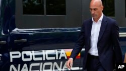 L'ancien président de la fédération espagnole de football, Luis Rubiales, passe devant un fourgon de police à Madrid, le 15 septembre 2023. AP / Manu Fernandez