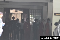 មន្ត្រីពន្ធនាគារនាំ លោក ថាច់ សេដ្ឋា អនុប្រធានគណបក្សភ្លើងទៀន ឡើង​រថយន្ត​នៅក្នុងសាលាដំបូងរាជធានីភ្នំពេញ ត្រឡប់ទៅពន្ធនាគារព្រៃស កាលពីថ្ងៃ១០ ខែឧសភា ឆ្នាំ២០២៣។ (លាស់ លីបលីប/ វីអូអេ)