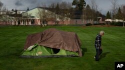 مرد بی‌سرپناه با خیمه‌اش در پارکی در شهر گرانتس پس ایالت اوریگن، شهری که برای خوابیدن در اماکن عامه ۲۹۵ دالر جریمه تعیین کرده است.