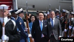 미국을 국빈 방문한 윤석열 한국 대통령과 부인 김건희 여사가 24일 워싱턴 인근 앤드루스 공군기지에 도착한 후 미군 의장대와 군악대의 환영 예식이 진행됐다. 사진 = 한국 대통령실.