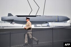 Arhiva - Pripadnik vojske hoda pored MBDA Storm šedou rakete, tokom aeromitinga zapadno od Londona, 17. jula 2018.