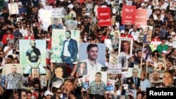 ប្រជាជន និង​ក្រុមគ្រួសារ​នៃ​ជនរងគ្រោះ​នៅថ្ងៃទី៤ ខែសីហា ឆ្នាំ២០២០ ដោយ​ការបំផ្ទុះ​នៅ កំពង់ផែ​បេរូត កាន់រូបភាព​របស់​របស់ជនរងគ្រោះ​ក្នុងអំឡុងពេល​ដើរដង្ហែ ខណៈ​ដែល​ប្រទេសលីបង់​ធ្វើការ​រំឭកខួបបីឆ្នាំ​នៃ​ការ​ផ្ទុះ​កំពង់ផែ​បេរូត នៅ​ថ្ងៃទី៤ ខែសីហា ឆ្នាំ២០២៣។