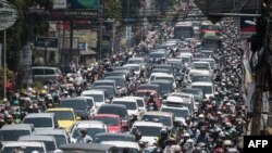 FILE - Kepadatan arus mudik menjelang lebaran di kawasan Bogor, Jawa Barat, 13 April 2024. (ADITYA AJI / AFP)