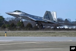 지난 4일 미국 버지니아주 랭리-유스티스 공군기지에서 중국 '정찰풍선' 격추 임무를 수행할 F-22 전투기가 이륙하고 있다.