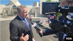 지난 8월 워싱턴 중국대사관 앞에서 탈북민 강제북송 반대 집회에 참석한 크리스 스미스 미국 연방하원의원이 VOA와 인터뷰했다.