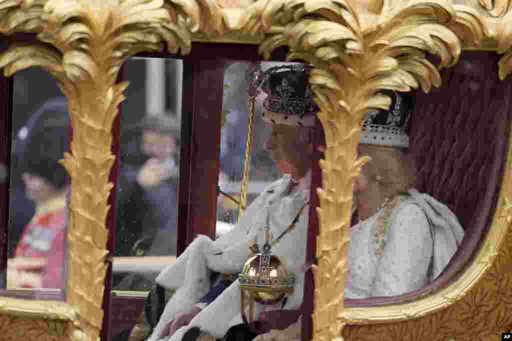 ព្រះមហាក្សត្រ Charles ទី៣ និង​ព្រះមហេសី Camilla គង់លើ​រទេះ​សេះមាស Gold State Coach យាង​ទៅ​កាន់​ព្រះបរមរាជវាំង Buckingham​ ក្រោយព្រះរាជ​ពិធី​ឡើង​គ្រងរាជ្យ​សម្បត្តិ​​របស់​ព្រះ​អង្គ ក្នុង​ទីក្រុង​ឡុងដ៍​កាល​ពី​ថ្ងៃ​សៅរ៍ ទី ៦ ខែឧសភា ឆ្នាំ២០២៣។