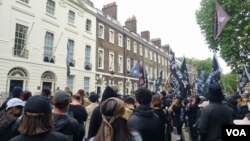 200d多名示威者星期日（6月9日）在伦敦的香港经贸办外举行集会，纪念2019年香港“反送中运动”五周年。（美国之音李伯安拍摄）