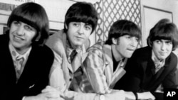 The Beatles, dari kiri, Ringo Starr; Paul McCartney; John Lennon; dan George Harrison pada 1966. (Foto: AP)