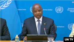 5월 유엔 안보리 순회 의장국을 맡은 모잠비크의 페드로 코미사리오 아폰소 유엔 주재 대사가 뉴욕 유엔 본부에서 열린 기자회견에서 발언하고 있다.