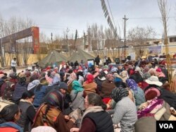 2024年4月5日，参加抗议活动的拉达克妇女用毯子裹住自己来抵御严寒的天气 (美国之音/贾尚杰)