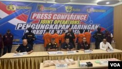 Wadir IV Tipid Narkoba Bareskrim Polri Kombes Arie Ardian (dua dari kanan) dan Direktur Interdiksi Narkotika Direktorat Jenderal Bea dan Cukai Syarif Hidayat (tengah) dalam konferensi pers di Jakarta, Rabu (8/5). (VOA/Ghita Intan)