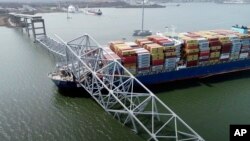 싱가포르 선적 화물선 '달리'호가 붕괴한 미국 볼티모어 프란시스 스콧 키 브리지 아래 깔려있다. 