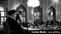 نگاه دستوری خامنه‌ای به اقتصاد؛ دستور عبور از دلار و جراحی اقتصادی در سال جدید