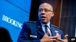 资料照片：美国空军参谋长布朗上将在华盛顿的布鲁金斯学会讲话。(2023年2月13日) 