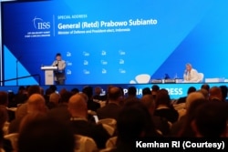 Menteri Pertahanan Prabowo Subianto saat berbicara di Shangri-La Dialogue yang diselenggarakan oleh International Institute for Strategic Studies IISS di Singapura, Sabtu (1/6).