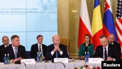 조 바이든(가운데) 미국 대통령이 22일 폴란드 수도 바르샤바에서 진행된 '부쿠레슈티 나인(9)' 정상회의에서 발언하고 있다. 