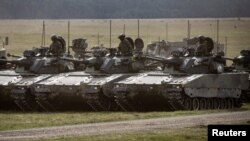 Kendaraan tempur CV90 terlihat dalam latihan militer Aurora 23 yang digelar di lapangan tempak Rinkaby di luar Kristianstad, Swedia, pada 6 Mei 2023. (Foto: TT News Agency/Johan Nilsson via Reuters)
