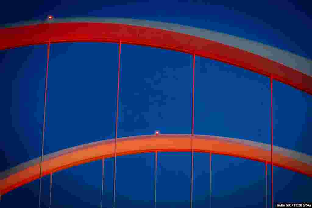 აშშ-ის დედაქალაქში, ფრედერიკ დაგლასის სახელობის ხიდი, საქართველოს დროშის ფერებში განათდა.