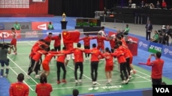 Selebrasi kemenangan tim Tiongkok, pemain Indonesia nampak di belakang. (VOA/Valdya)
