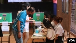 Thais cast their votes in the general elections, both for a constituency MP and party-list MP, in Bangkok, Thailand, May 14, 2023. (Tommy Walker/VOA)