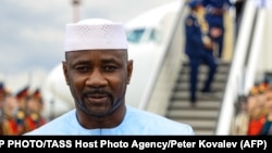 Le colonel Assimi Goïta, chef de la junte malienne, était présent à la réception des drones turcs sur le tarmac de l'aéroport de Bamako.