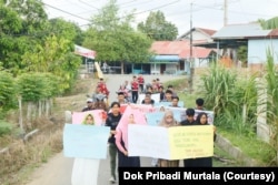 Forum Komunikasi Korban dan Keluarga Korban Tragedi Simpang KKA (FK3T-SP.KKA) saat memperingati 25 tahun pelanggaran HAM berat masa lalu di Simpang KKA, Aceh. Jumat, 3 Mei 2024. (Courtesy: Dok Pribadi Murtala)