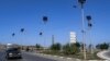 ARCHIVES - Des panneaux solaires alimentent l'éclairage routier sur la route de Bizerte, à Tunis, le 20 octobre 2022.