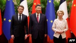 Dari kiri: Presiden Prancis Emmanuel Macron, Presiden China Xi Jinping, dan Presiden Komisi Eropa Ursula von de Leyen dalam pertemuan di Beijing, 6 April 2023.