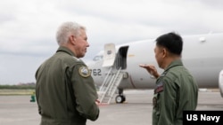 Commander U.S. 7th Fleet, Vice Admiral Karl Thomas, left, speaks with Naval Air Wing Commander of the Philippine Navy Commodore Juario Marayag Aug. 26 in Manila, Philippines.