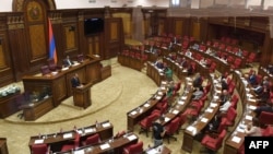 亚美尼亚议会议员出席议会会议。（2023年10月3日）
