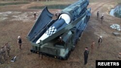 3일 북한이 공개한 신형 중장거리 고체연료 극초음속 탄도미사일.